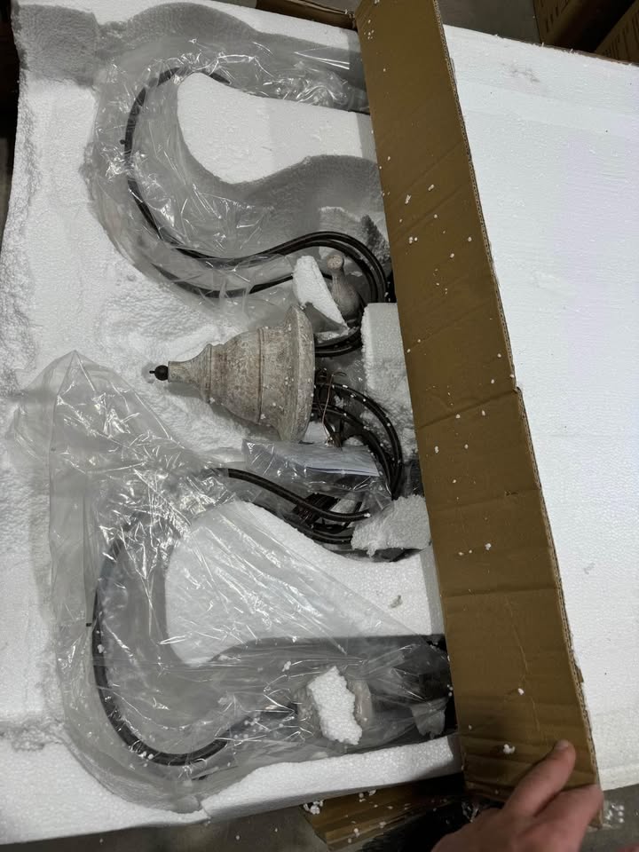 Oaks Aura Molina Farmhouse Shabby Chic 6-Light Distressed White Wood Chandelier with Candle Holder